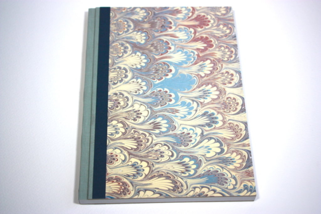 notitieboek gekartonneerd marmerpapier boekbinder boekbinden handgemaakt linnen bekleding rug genaaid