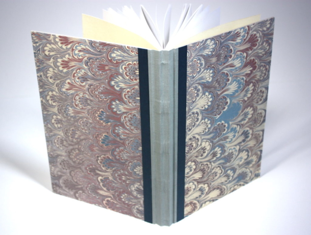 notitieboek gekartonneerd marmerpapier boekbinder boekbinden handgemaakt linnen bekleding rug genaaid