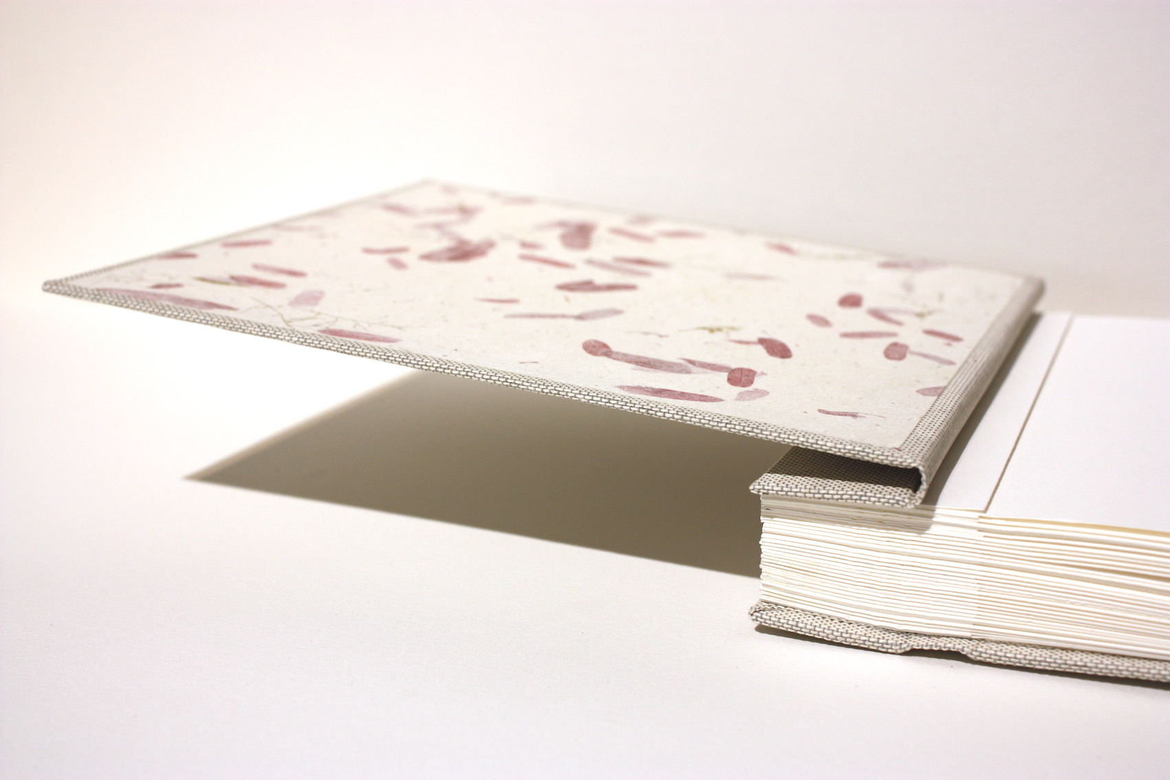 boekbinden boekbinder fotoalbum boekschroeven natuurlinnen papier handgemaakt fotokarton zuurvrij papier preeg