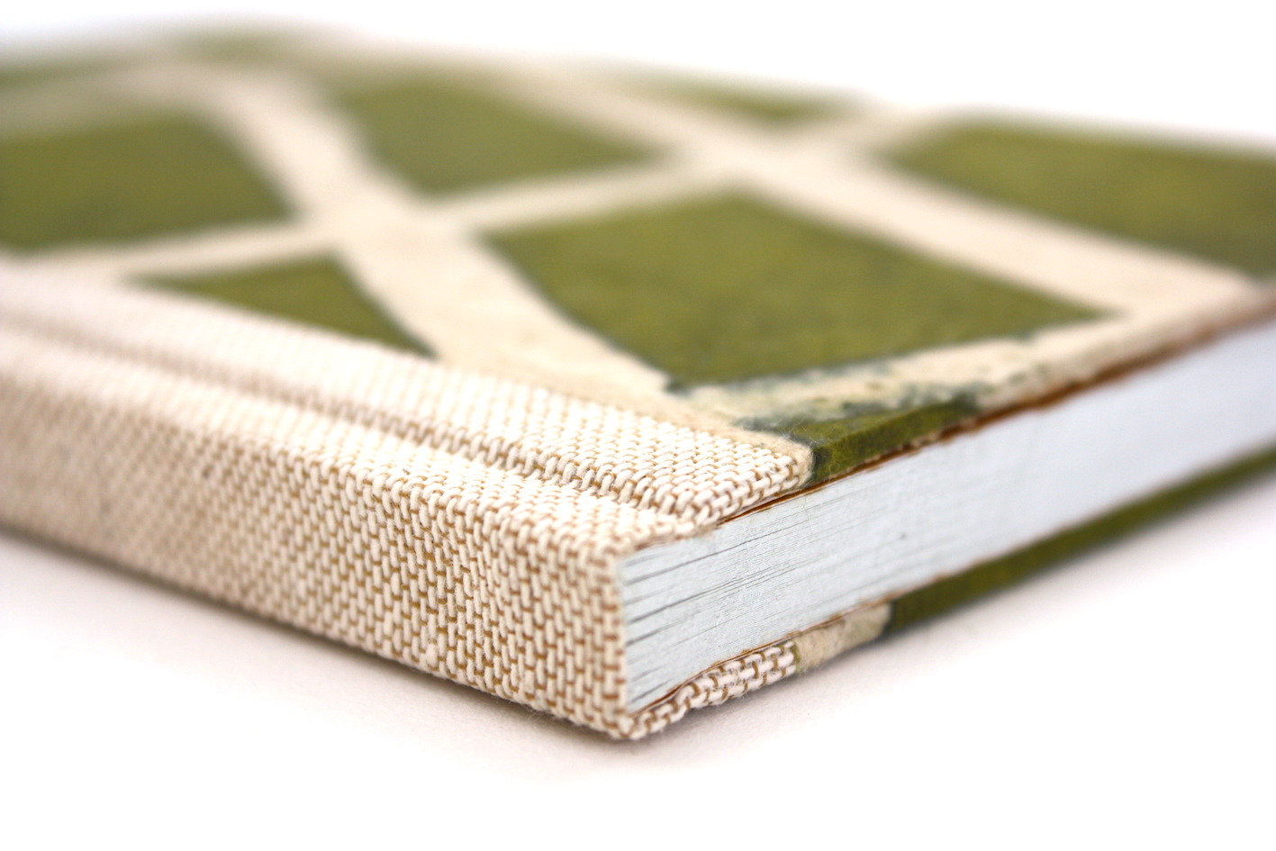 Boek gekartonneerd geheel ingeslagen linnen rug voorlijst papier batikpapier lokta wax
