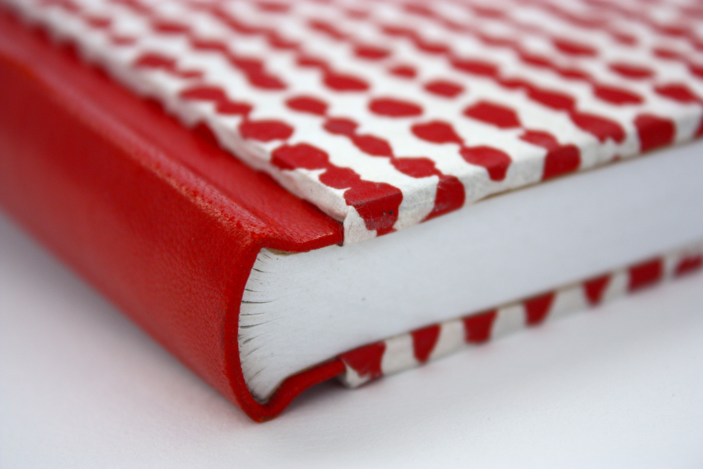 Boek bradel binding papier omslag hand gemaakt leer rood rug voorlijst