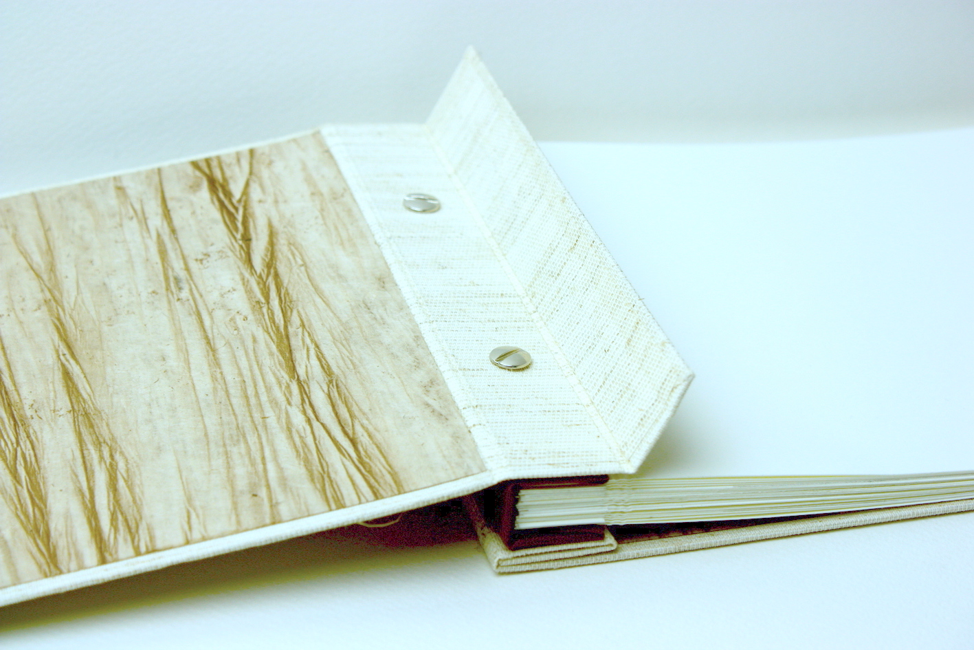 boekbinden boekbinder fotoalbum verborgen boekschroeven natuurlinnen papier handgemaakt fotokarton zuurvrij papier preeg