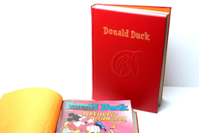 Ingebonden jaargang Donald Duck, buckram, rood, preeg, familielogo, boek, boekbinden, handgemaakt