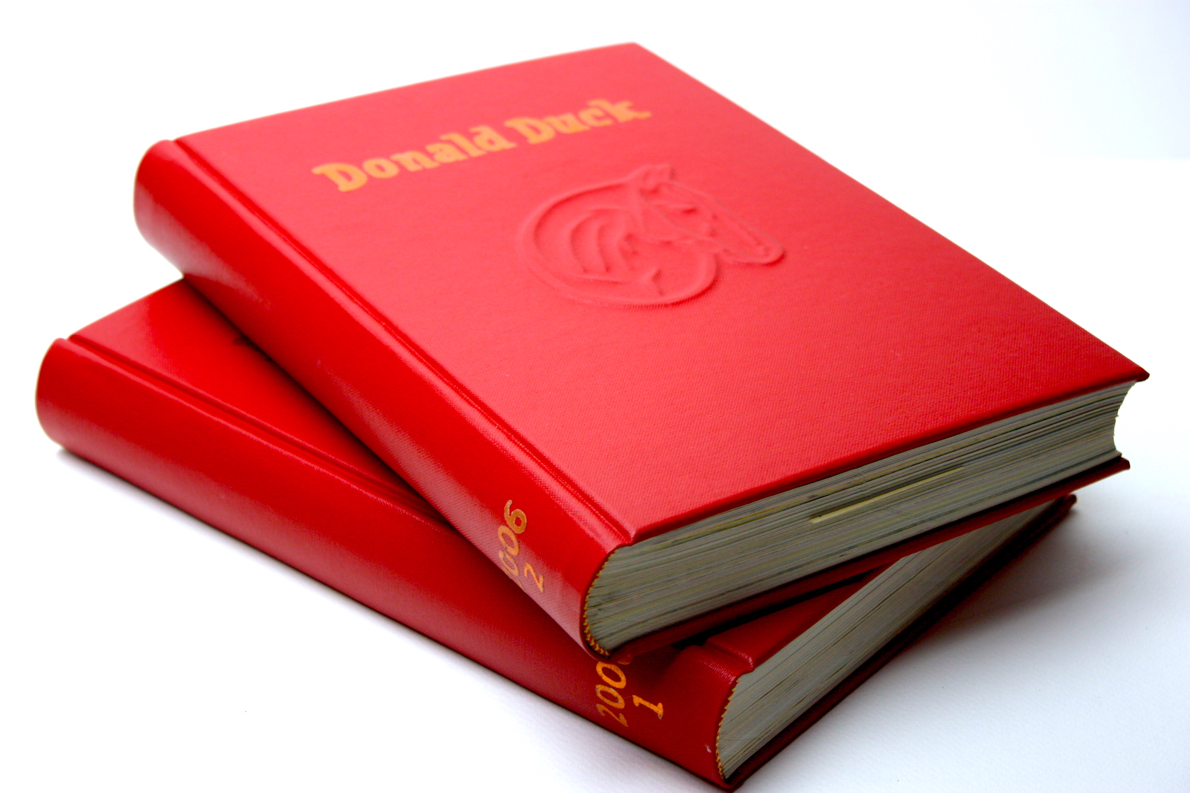 Ingebonden jaargang Donald Duck, buckram, rood, preeg, familielogo, boek, boekbinden, handgemaakt